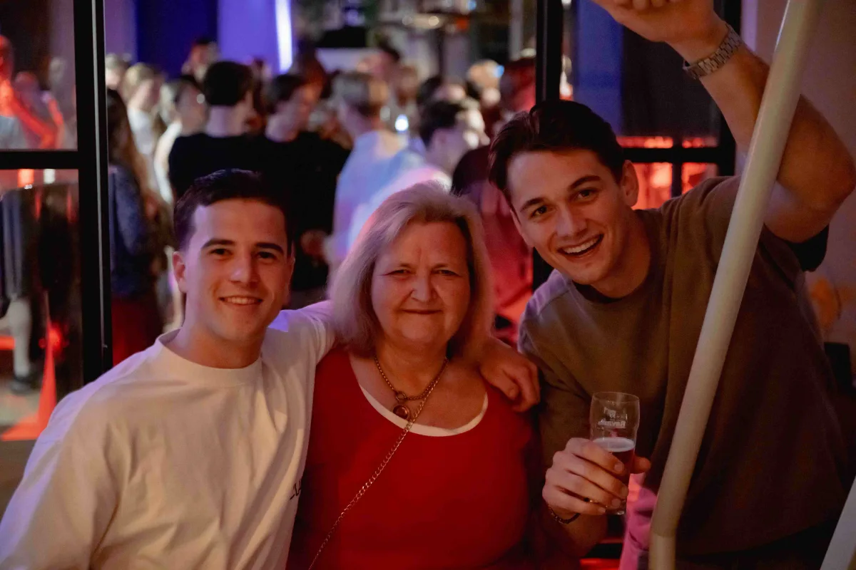 Groep gasten poseert tijdens een feest bij Café Tante Zus